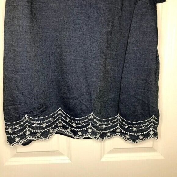 ELLE Blouse Size Medium Chambray Blue Flutter Sleeve V-Neck Top Embroidered - Picture 7 of 7
